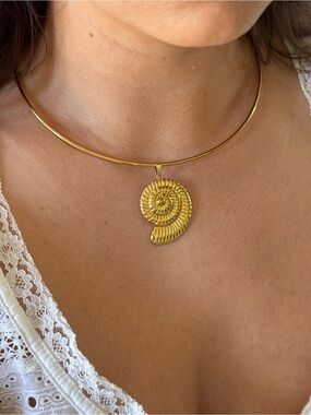 Coastal Conch Pendant Choker Necklace Gold
